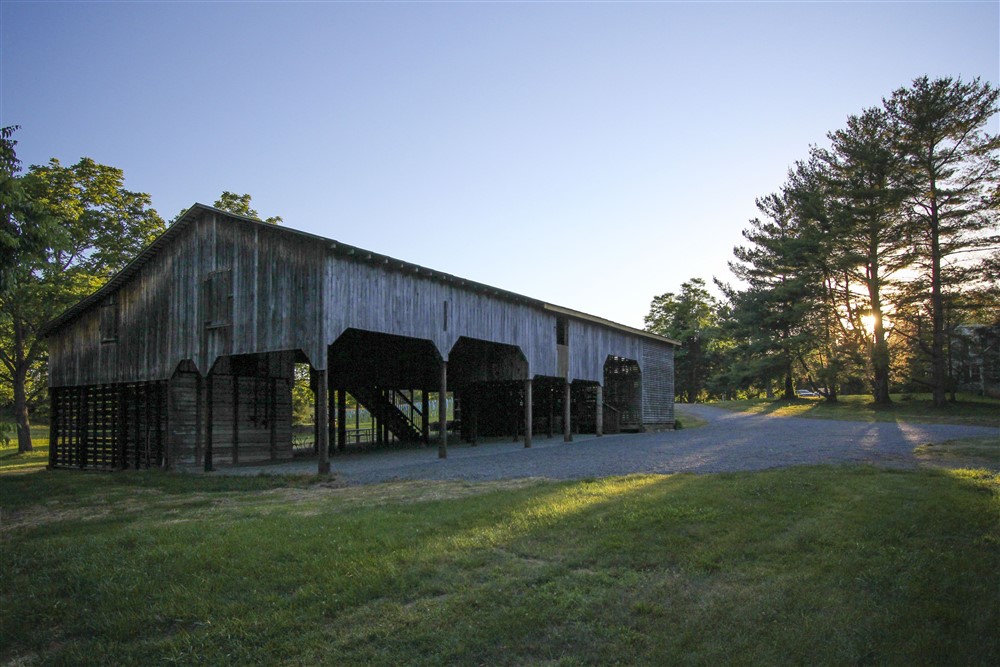 Wedding Look Book at Mountain Run Winery: Couple kissing in front of old barn