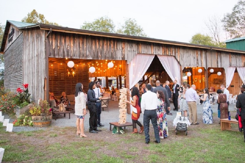 Wedding Look Book at Mountain Run Winery: Couple kissing by oak tree