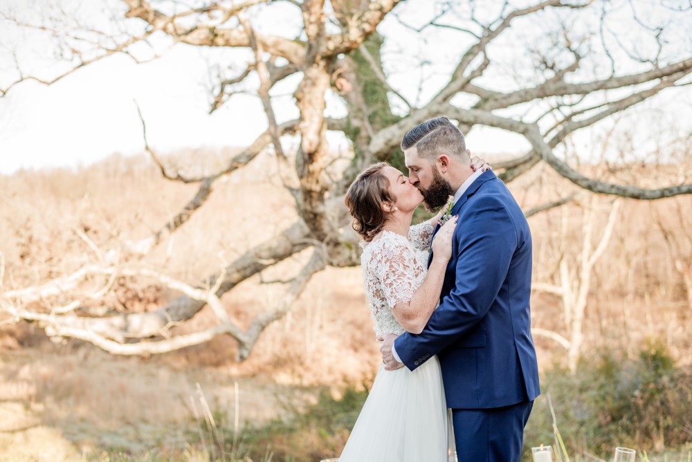 Wedding Look Book at Mountain Run Winery: Couple kissing by oak tree